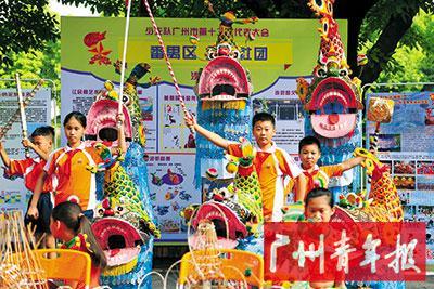 番禺区沙涌小学金鳌社团学生进行鳌鱼舞《鳌趣》节目表演。