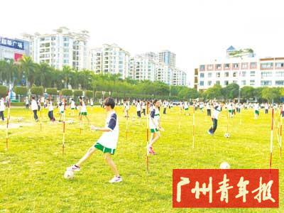 学生在“2+1 足球技能练习”中磨练球技。