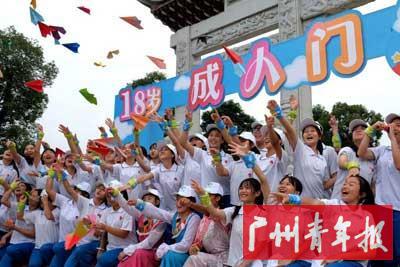 孩子们在成人门前放纸飞机,意味着放飞梦想。