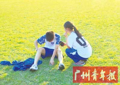 《赛场下的安慰》 罗逸伦/摄