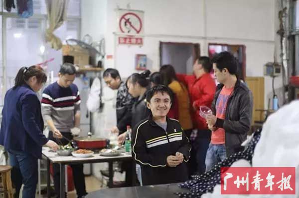 下班后,汤小兵和工友们聚在一起吃饭。