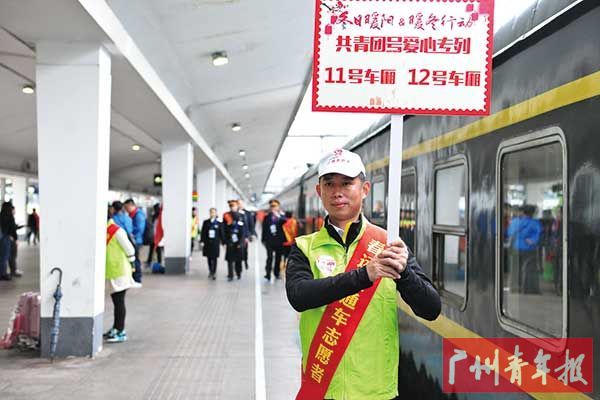 王伟为乘客进行车厢指引。