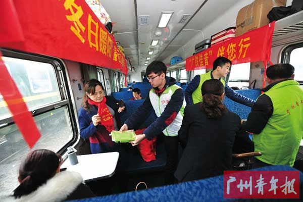 罗远亦在列车上为乘客们派爱心午餐。