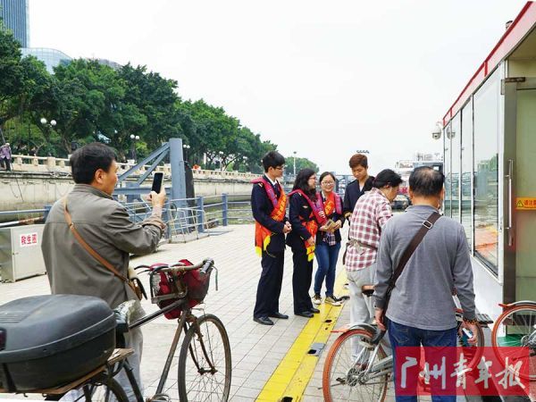广州海事局内港海事处团员服务队走进珠江夜游船舶向乘坐水巴的乘客开展安全宣传
