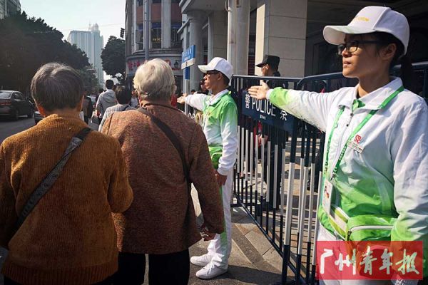 财富志愿者维持秩序,一路陪伴。陈铭海/ 摄