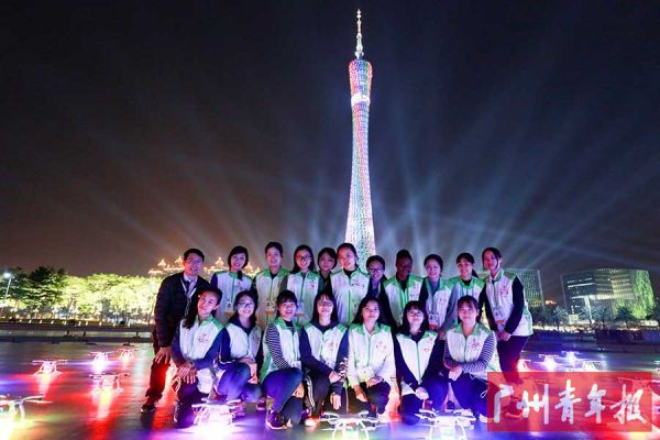 1180 台“萤火虫”无人机在海心沙上空组成“财富”“I ♥GZ”等字样,背后离 不开志愿者们无微不至的照顾。冯松 / 摄