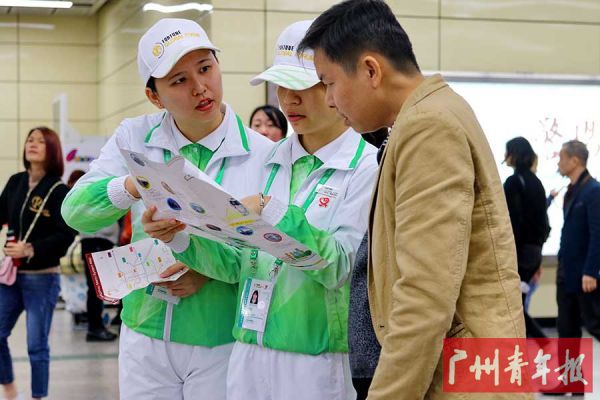 在广州地铁,财富志愿者为市民游客答疑解惑。 麦伟樑 (财富志愿小记者麦昕琪家长)/ 摄