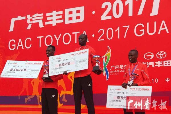 经过一番激烈角逐,来自肯尼亚的Dickson Kipsang以2小时10分3秒摘得男子冠军。