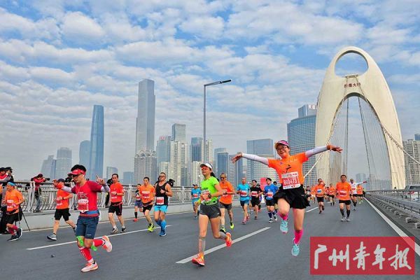 选手通过猎德大桥,横跨珠江。