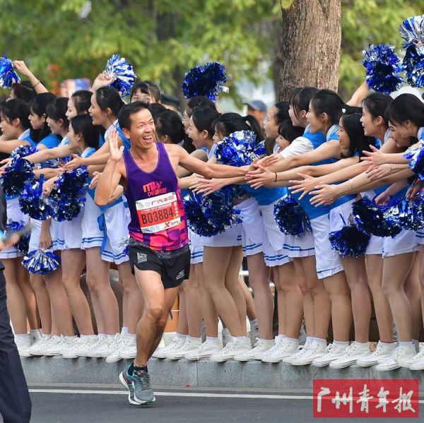 广州塔段拉拉队十分活跃。