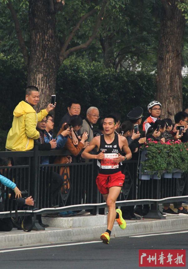 山东人李子成以2小时18分13秒的成绩获得中国籍广马冠军。