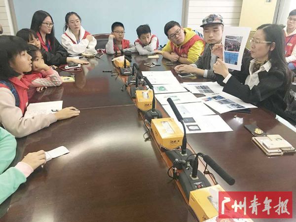 访志愿者服装设计师文凯、蔡伟图。