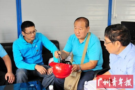 现场考察环节,专家针对安全帽的正确佩戴展开教学