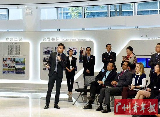 左一为袁玉宇,受访者供图