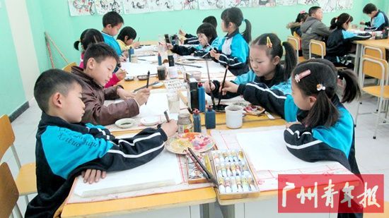 寒暑假,疏附县的很多孩子都会来青少年活动中心上课,这里开设了书法、舞蹈、钢琴等多个培训班,费用仅象征地收取几元钱。