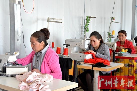 当地妇女在萨阿代提手工艺术农民专业合作社工作,以此减轻家里的负担。