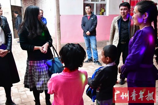 调研团一行深入到贫困生萨妮娅家中家访,与学生家长、学校、镇政府、村委会等负责人一起聊家常,详细了解学生学习生活情况。