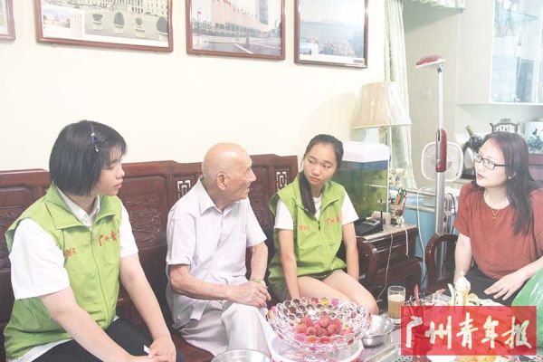 苏老与校园记者畅谈人生经历。