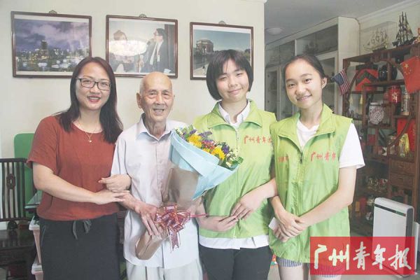 采访后,苏巨汉会长与《广州青年报·新绿校园》主编吴敏婷、广州学通社校园记者刘萱萱、李梓芸菲合影留念。