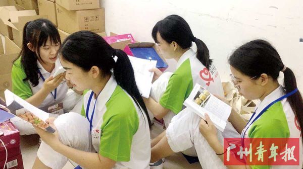 志愿者利用休息时间积极学习。