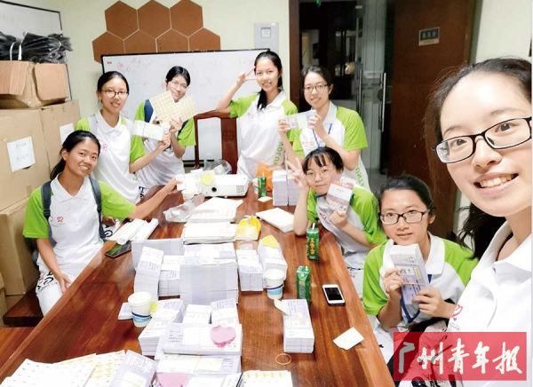 青年志愿者紧急协助票务工作,工作结束后开心合影。