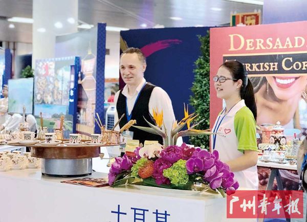 美食集锦志愿者服务环球美食展位。