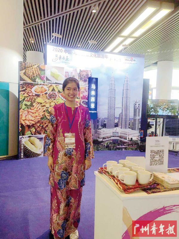 志愿者身着亚洲国家民族服饰开展服务。