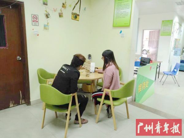 社工为涉案未成年人做辅导