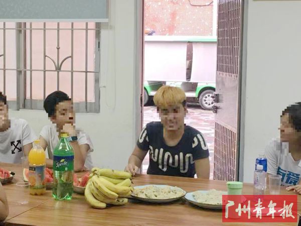 涉案未成年人参与社区活动,获得表扬,第一次露出笑容