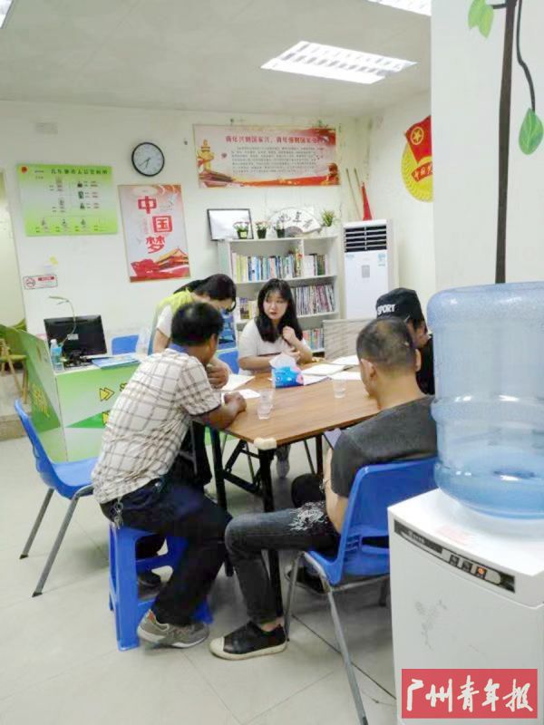 社工与涉案未成年人家长面谈,提供合适成年人服务