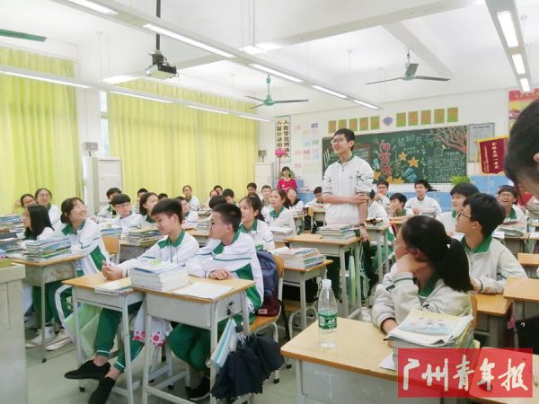 2019年4月,花东镇团委和广东培正学院在花东镇迳口中学开展心理话剧课堂,志愿者通过分析讲解青春期典型例子答疑解惑,让同学们少一点烦恼,多一分快乐。