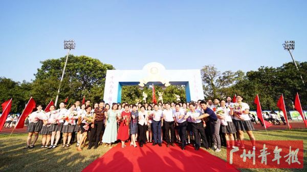 10月18日下午,广东广雅中学2019年“与祖国同行,追梦新时代”成人礼在学校田径场隆重举行。这场庄重的成人礼,为18岁学子的人生画上了浓墨重彩的一笔,见证着他们的成长,彰显着最青春的画面,传承着中华民族的传统文化,更积淀着广雅学子最深沉的精神追求。(学校供图)
