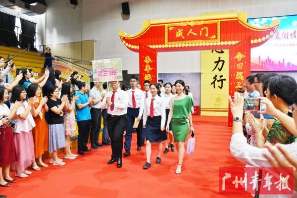 10月17日上午,广州市执信中学2019年“弘扬爱国情 青春勇担当”成人宣誓仪式在体育馆隆重举行。“今日成人须策马,来年逐鹿可登鳌。”高三学子在班主任的引导与陪伴下,精神抖擞地跨入成人门。(学校供图)