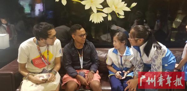 采访两位外国参会代表范丁龙和若奥先生