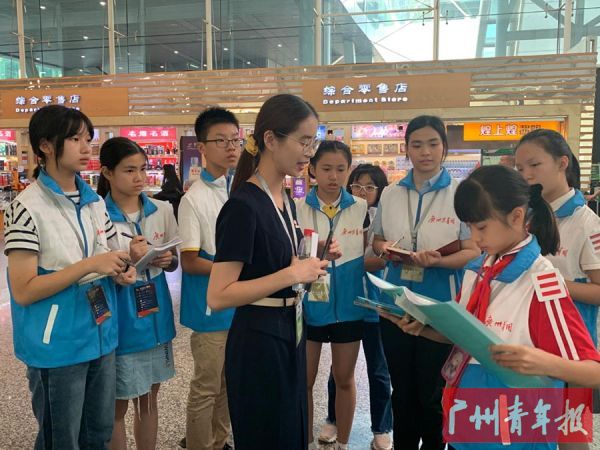 小记者参访论坛志愿者