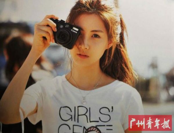 借物品挡一只眼睛或挡一半脸