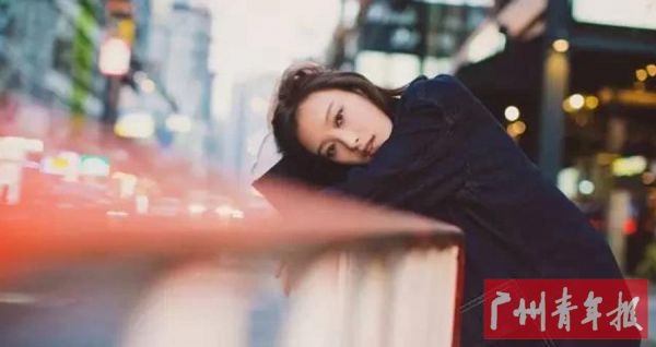 倚靠在周围的墙、栏杆、灯柱等物品上