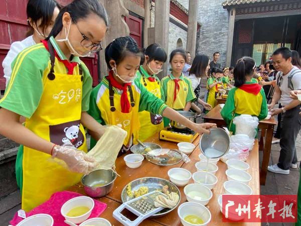 番禺区西村育才小学将沙湾美食——姜埋奶作为思政课的社会实践内容,让同学们在了解本地文化特色的同时,学会一门手艺。