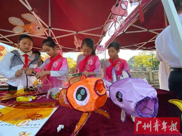 兴贤小学每位学生都学习制作鱼灯,做鱼灯文化的传承者和创新者。