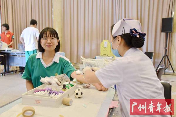 广州市执信中学8名高三学子以及10名教职工以无偿献血的方式礼献祖国70周年华诞。