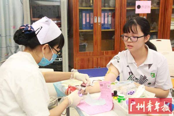 在无偿献血活动中,广州市幼儿师范学校的同学展现了勇于担当、乐于助人的新时代幼师人精神。