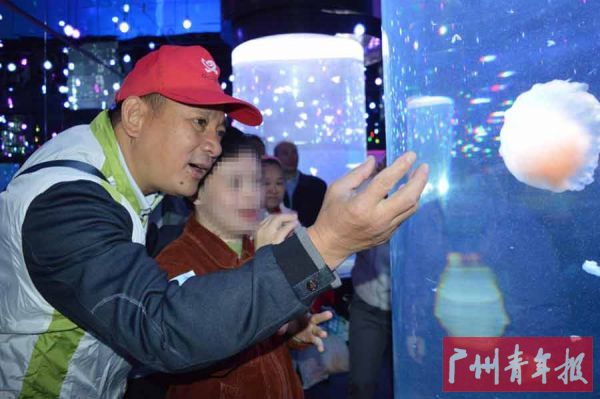 志愿者带领残障康园学员前往科技馆进行科普教育