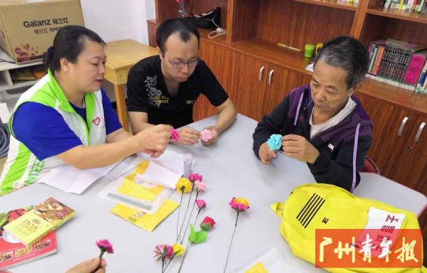 志愿者使用生活盒子进行花艺装饰教学活动