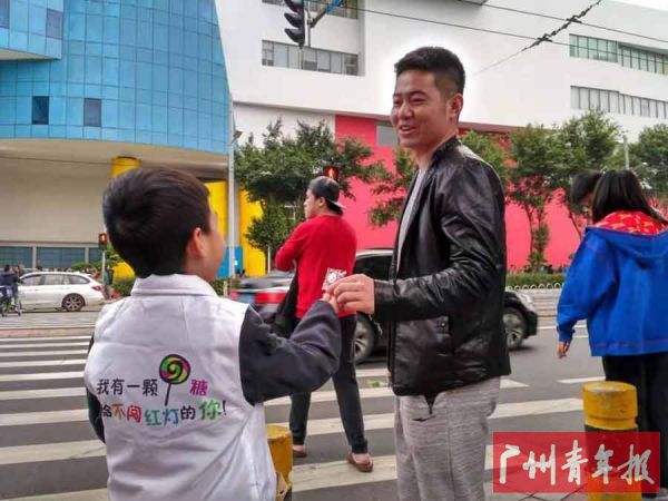 “我有一颗糖,送给不闯红灯的你”文明路口亲子体验式志愿服务活动