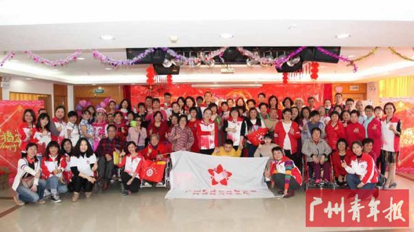 2019新春联欢全家福(志愿者与受助者合影)