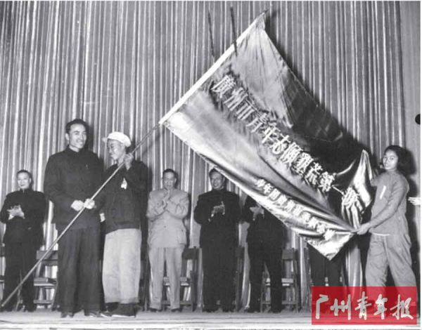 ■ 新中国成立后,国家面临着重建的难题。1955年,新民主主义青年团广州市委员会发动广州青年参加志愿垦荒队,前往海南岛支援当地建设,这标志着广州志愿事业队伍化开始萌芽。