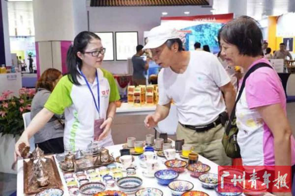 ■2017年12月6日至8日,2017广州《财富》全球论坛举办,团市委、市志愿者行动指导中心共招募、培训、组织1200名志愿者为论坛提供服务,志愿者“小青穗”“小蛮腰”开展机场迎宾、安检协助、会务整理等志愿服务,展现了广州志愿者风采。论坛期间,发表了论坛志愿者主题曲《携手同行》,发布了志愿者专属服装等。