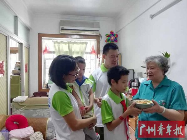 海珠志爱餐独居长者探访行动