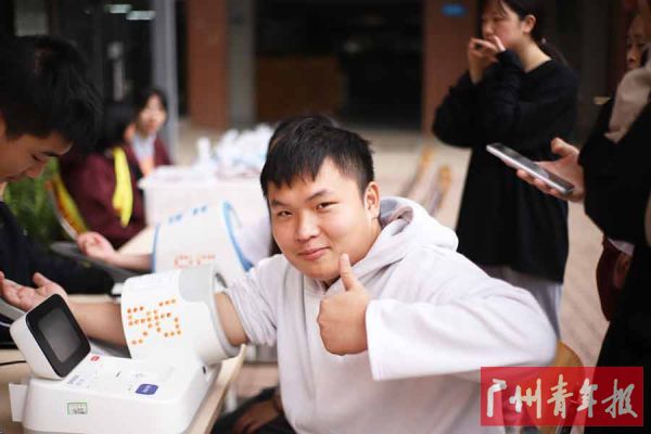 纺校学子无私奉献青春热血。