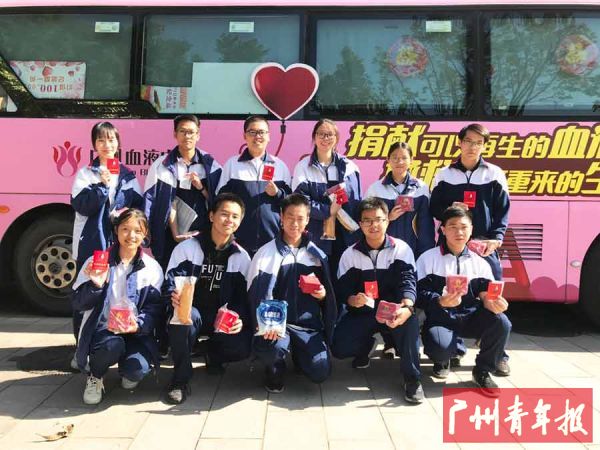 献血后开心合影。
